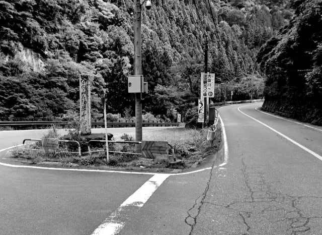 光岩バス停側トンネル脇の歩道の外観