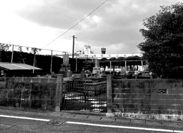 的場橋近くの墓地の外観