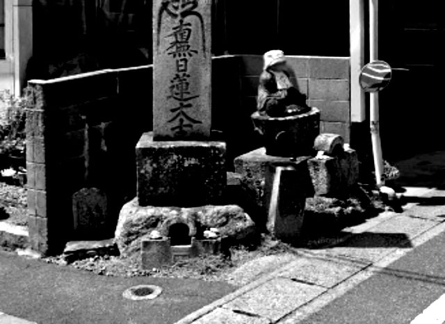 三千部供養碑の外観