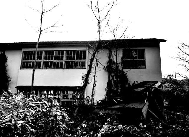 城南中学校（白い廃校）の外観