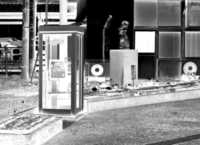 伊藤○ビル近くの電話ボックス
