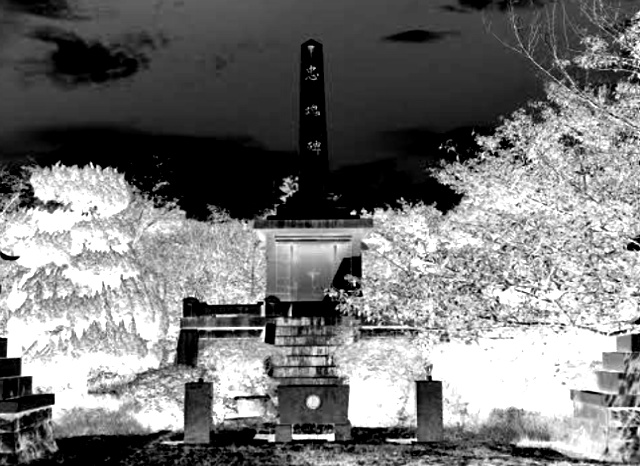 秋穂の忠魂碑の外観