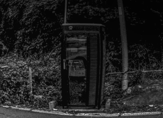 紀見峠入口の電話ボックスの外観