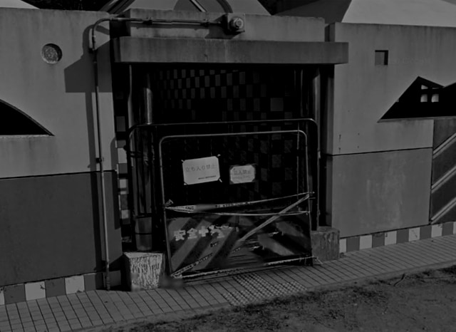 蜻蛉池公園で封鎖されたトイレ