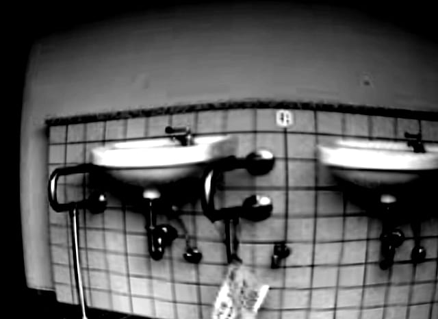 小赤壁展望台の公衆トイレをイメージした白黒の手洗い場