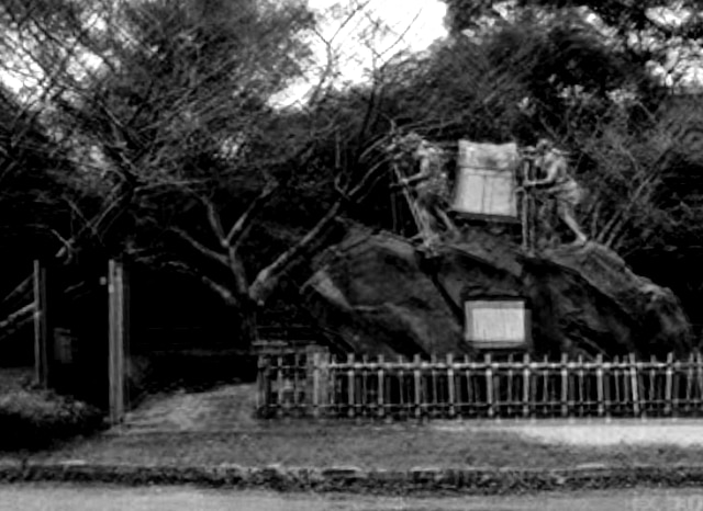 高取峠にある電話ボックス